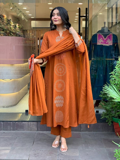 Women Embrodairy Chanderi Stright Kurta Set With Chinon Duppata